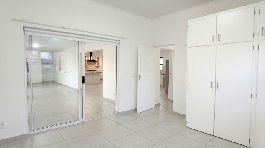 To Let 4 Bedroom Property for Rent in Oceanview Heights Western Cape